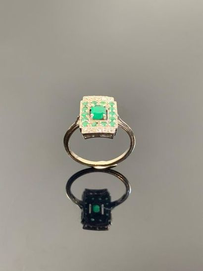 Bague en or blanc, émeraudes et diamants.

Tour...