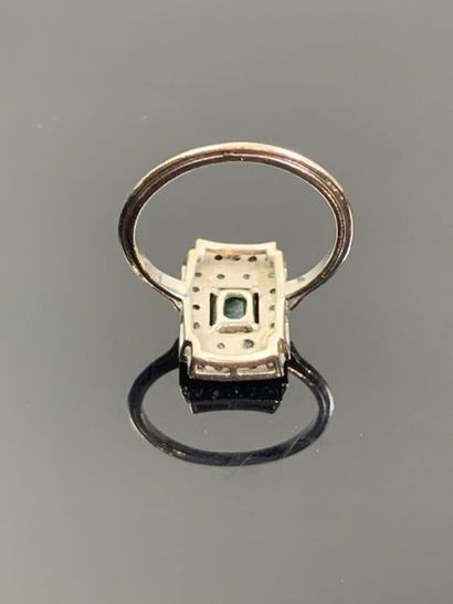 Bague en or blanc, émeraudes et diamants.

Tour...