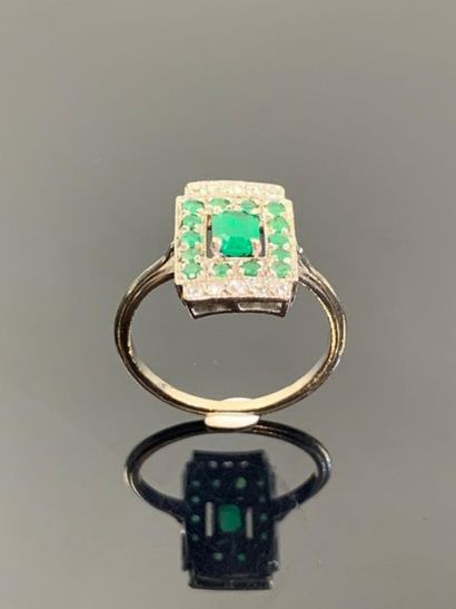 Bague en or blanc, émeraudes et diamants.

Tour...