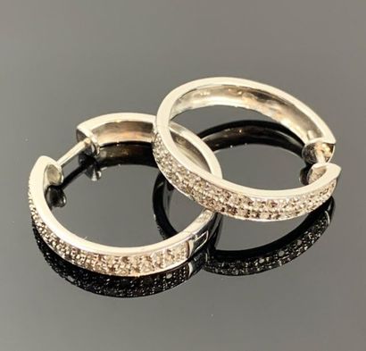 Paire de boucles d'oreilles en or blanc et...