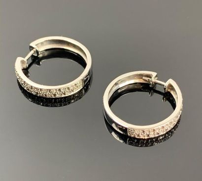Paire de boucles d'oreilles en or blanc et...