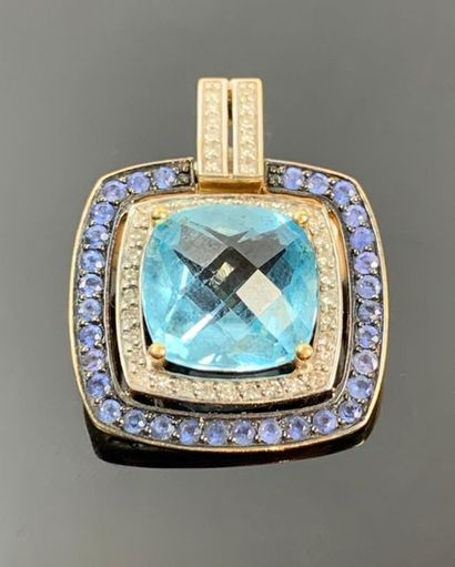 Pendentif en or orné d'une aigue marine ou...
