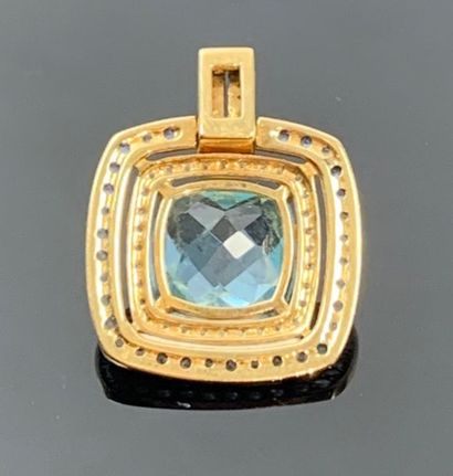Pendentif en or orné d'une aigue marine ou...
