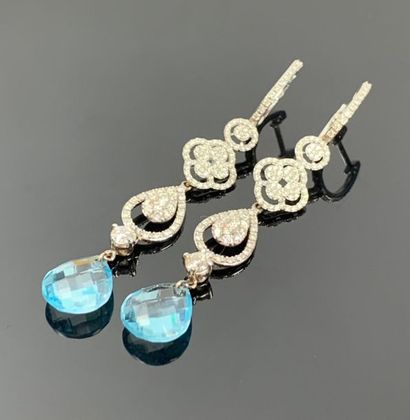 Paire de boucles d'oreilles en or blanc,...