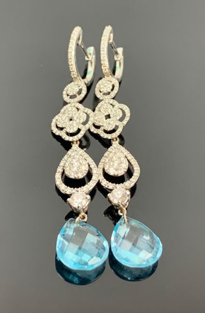 Paire de boucles d'oreilles en or blanc,...