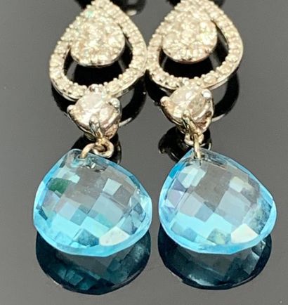 Paire de boucles d'oreilles en or blanc,...