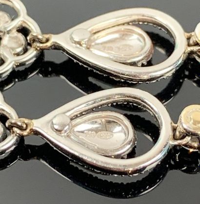 Paire de boucles d'oreilles en or blanc,...