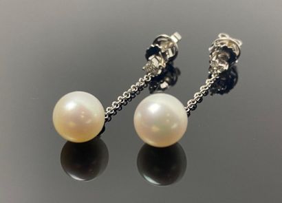 Paire de boucles d'oreilles en or blanc,...