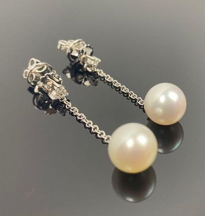Paire de boucles d'oreilles en or blanc,...