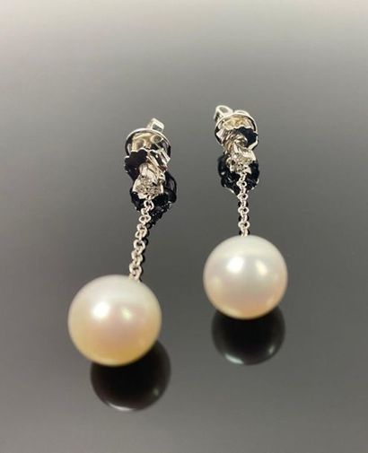 Paire de boucles d'oreilles en or blanc,...