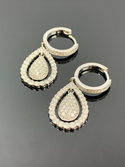 Paire de boucles d'oreilles en or blanc et...