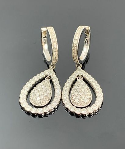 Paire de boucles d'oreilles en or blanc et...