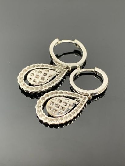 Paire de boucles d'oreilles en or blanc et...