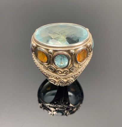 Large bague chevalière en argent ornée d'une...