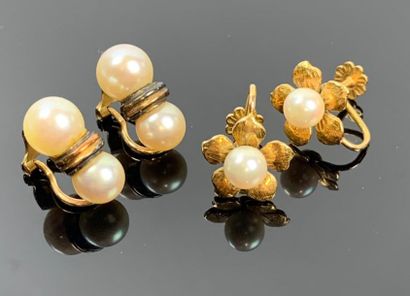 Deux paires de boucles d'oreille en or jaune...