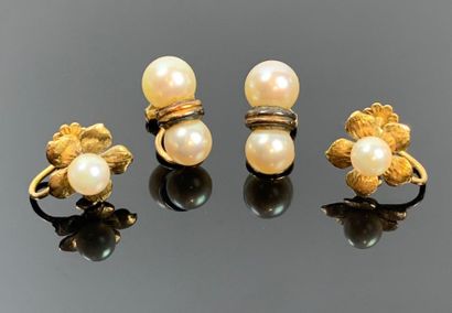 Deux paires de boucles d'oreille en or jaune...