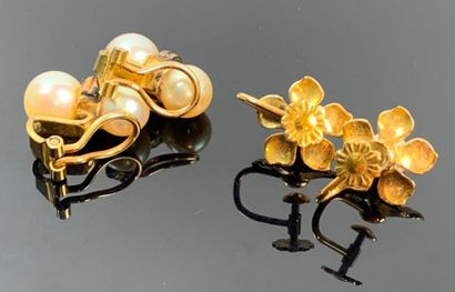 Deux paires de boucles d'oreille en or jaune...
