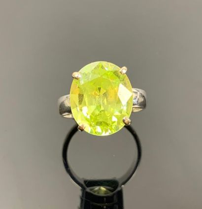 Bague en or blanc ornée d'une pierre synthétique...