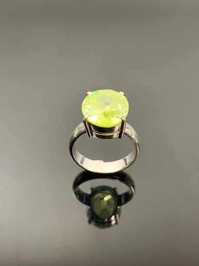 Bague en or blanc ornée d'une pierre synthétique...