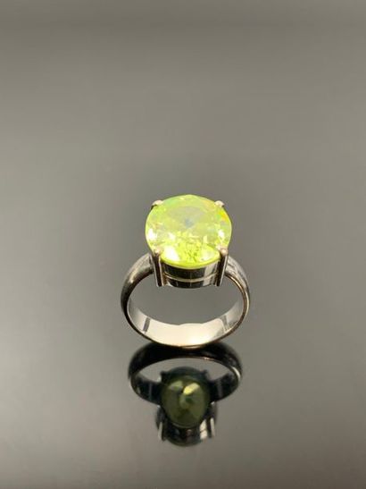 Bague en or blanc ornée d'une pierre synthétique...