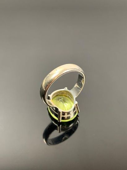 Bague en or blanc ornée d'une pierre synthétique...