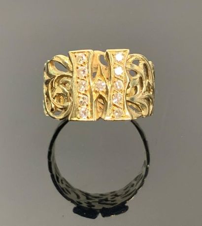 Bague anneau en or jaune orné d'une initiale...