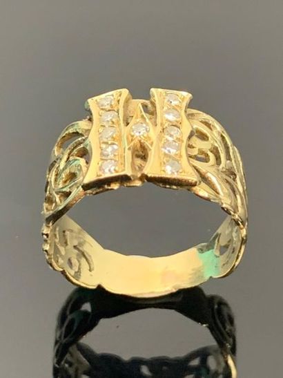 Bague anneau en or jaune orné d'une initiale...
