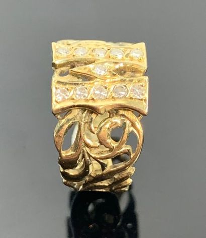Bague anneau en or jaune orné d'une initiale...