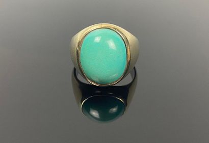 Bague chevalière en or jaune et pierre dure...