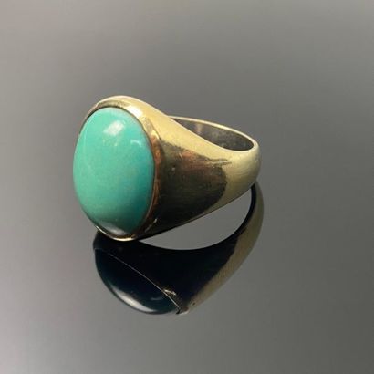 Bague chevalière en or jaune et pierre dure...