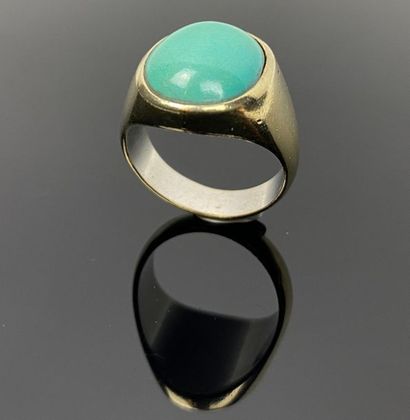 Bague chevalière en or jaune et pierre dure...