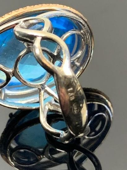 Bague en or blanc ornée d'un verre bleu,...