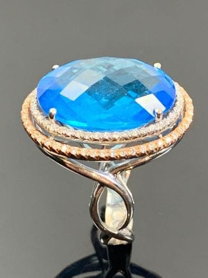 Bague en or blanc ornée d'un verre bleu,...