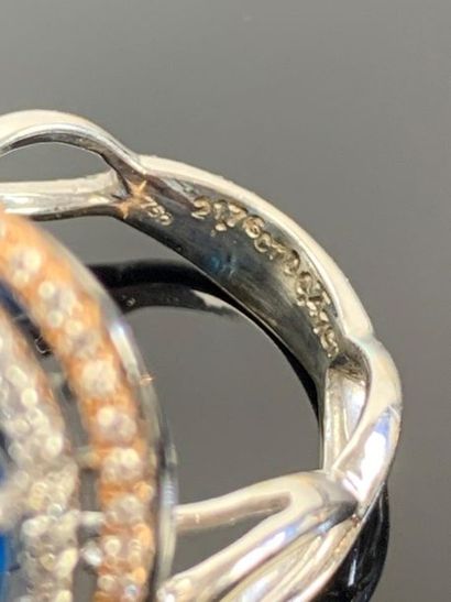 Bague en or blanc ornée d'un verre bleu,...