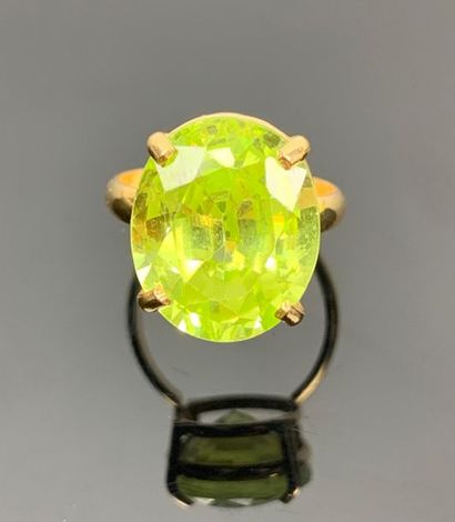 Bague en or jaune ornée d'une pierre jaune...