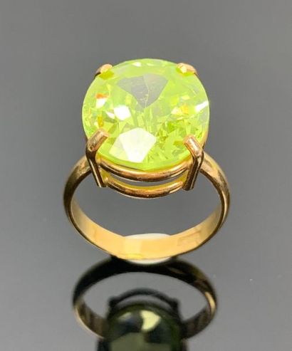 Bague en or jaune ornée d'une pierre jaune...