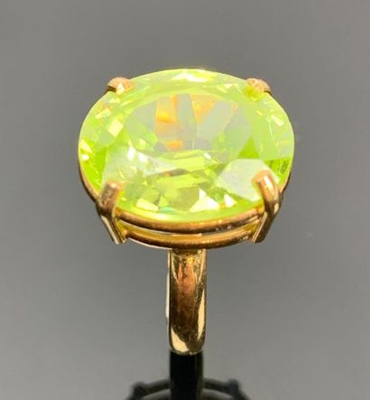 Bague en or jaune ornée d'une pierre jaune...