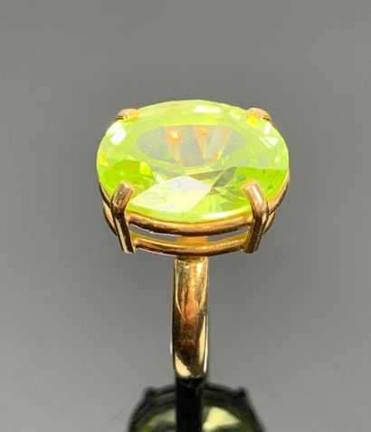 Bague en or jaune ornée d'une pierre jaune...