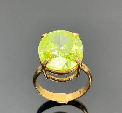 Bague en or jaune ornée d'une pierre jaune...