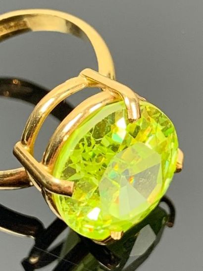 Bague en or jaune ornée d'une pierre jaune...
