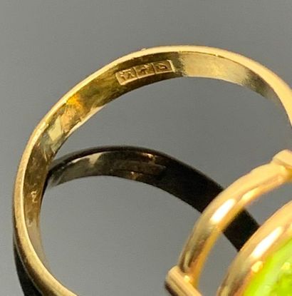 Bague en or jaune ornée d'une pierre jaune...