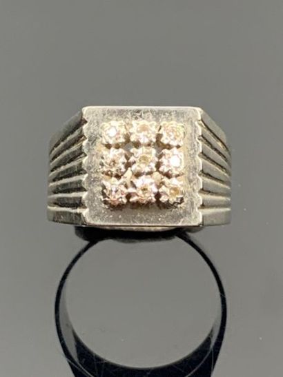 Bague chevalière en or blanc ornée de neuf...