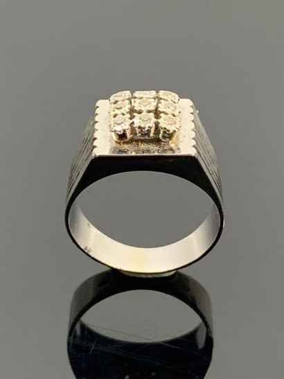 Bague chevalière en or blanc ornée de neuf...