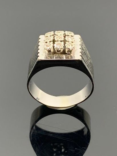 Bague chevalière en or blanc ornée de neuf...