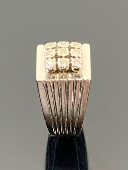 Bague chevalière en or blanc ornée de neuf...