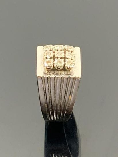 Bague chevalière en or blanc ornée de neuf...
