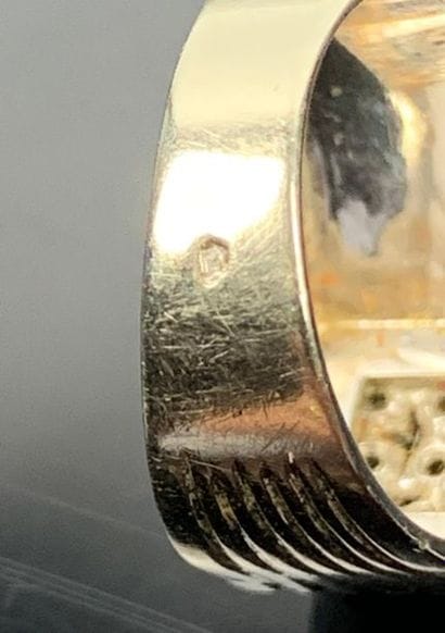 Bague chevalière en or blanc ornée de neuf...