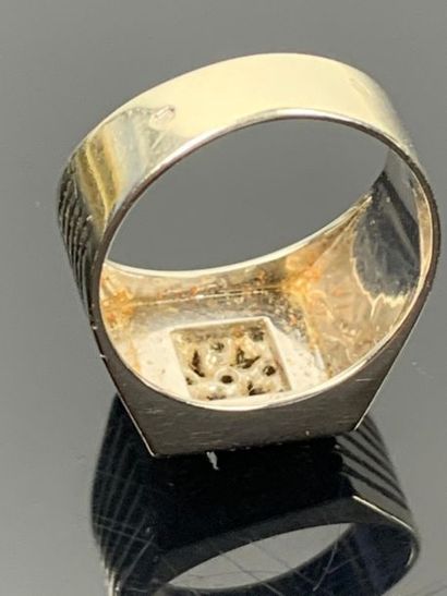 Bague chevalière en or blanc ornée de neuf...