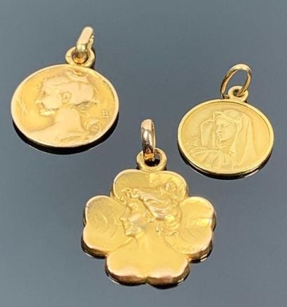 Ensemble de trois pendentifs en or jaune,...