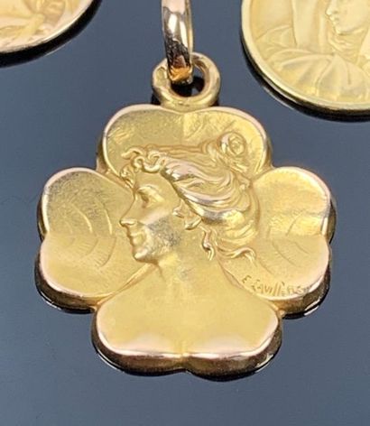 Ensemble de trois pendentifs en or jaune,...